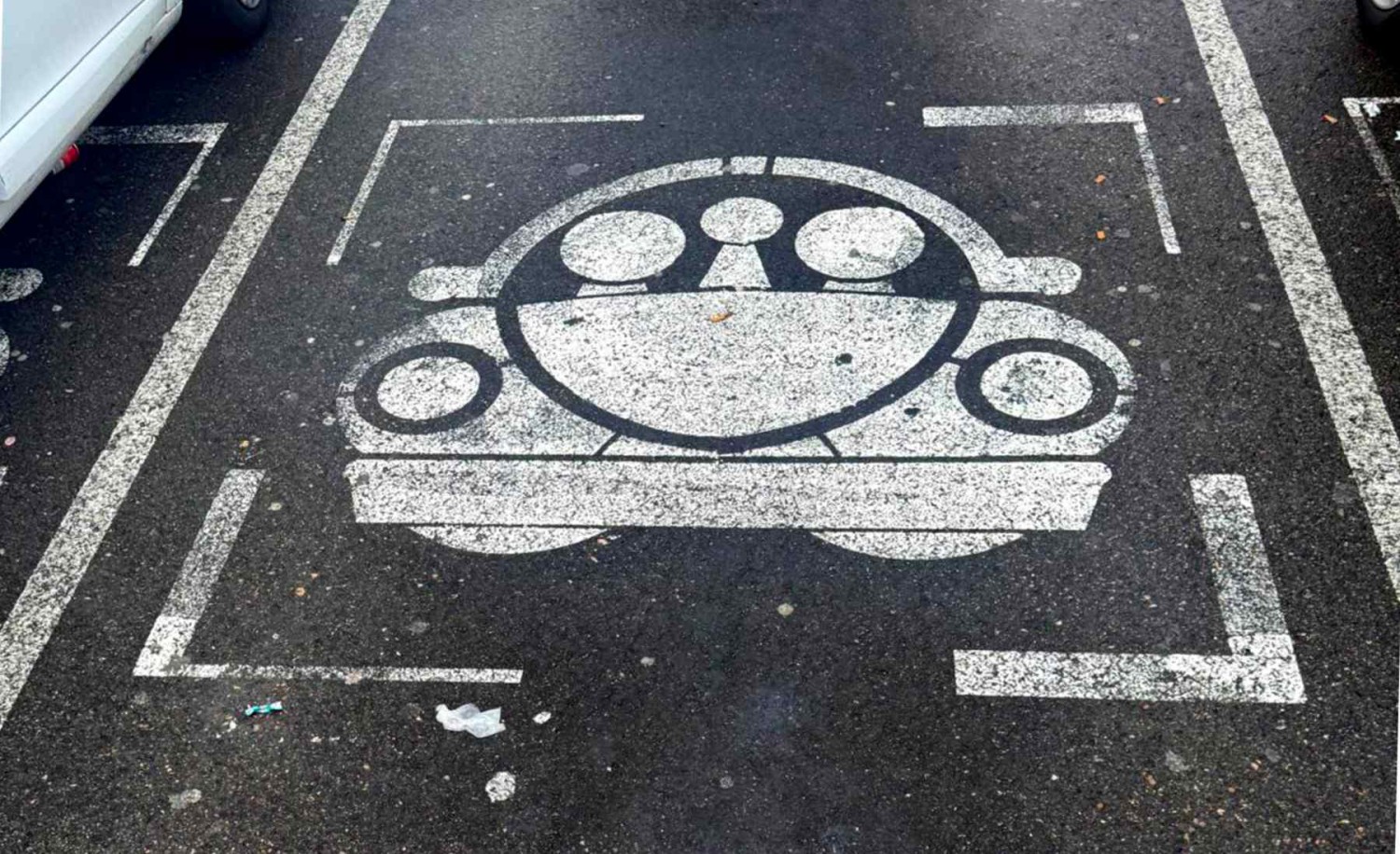 Así es la señal que está apareciendo en los parkings de los centros comerciales: y cuidado, porque que muchos la están interpretando mal