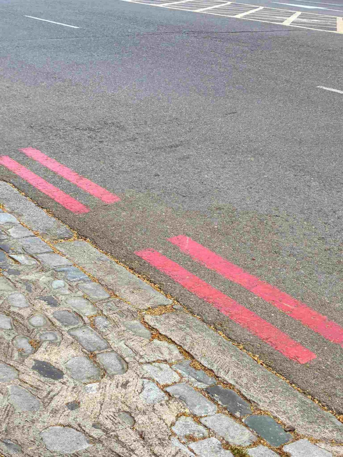 Miles de conductores se confunden: cuidado si te encuentras estos dos tipos de líneas rojas en la calzada por Madrid, podría salirte bastante caro