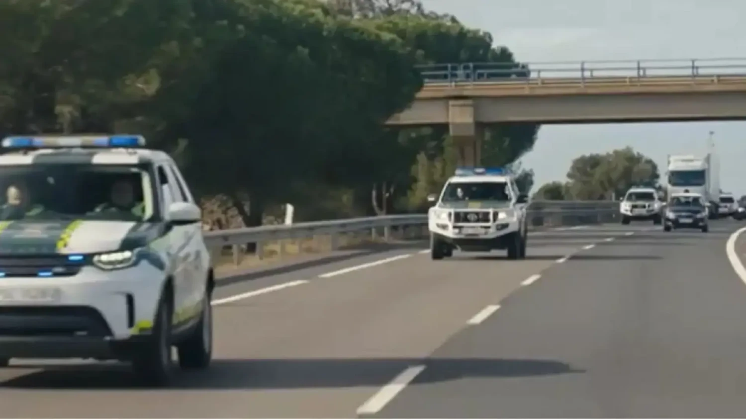 Un convoy de la Guardia Civil custodia un camión que transporta 58 millones de euros en droga