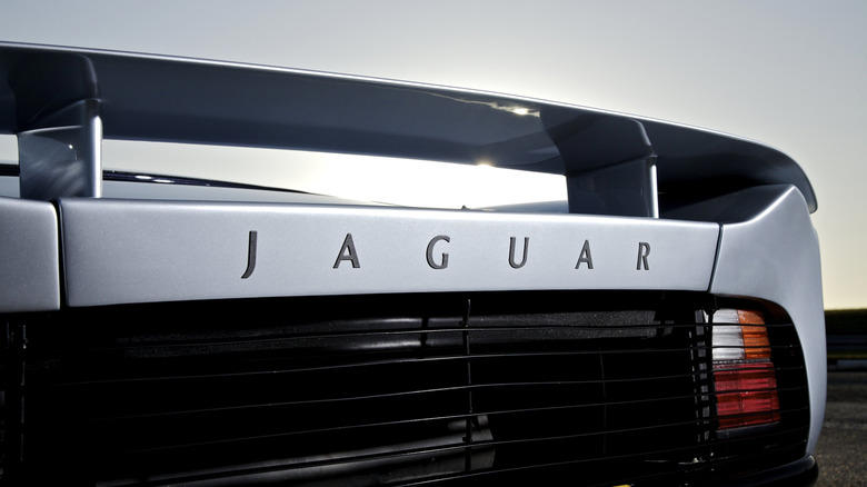 Why did Jaguar switch from a V12 to a twin-turbo V6 in the XJ220?