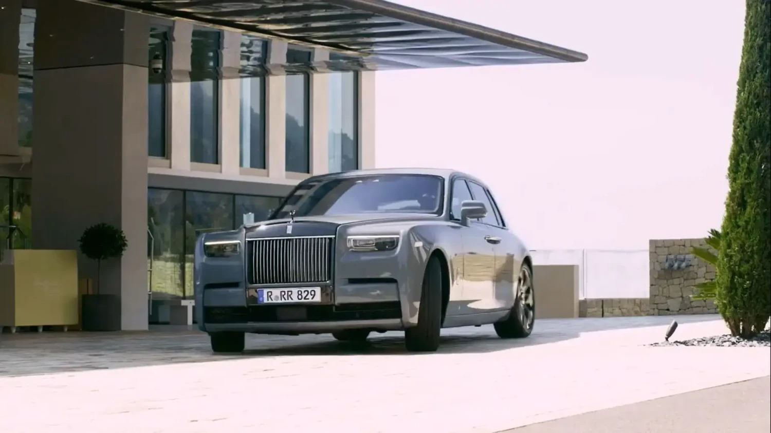 El CEO de Rolls-Royce se baja del carro de los eléctricos porque no hay demanda. "El V12 forma parte de nuestra historia"