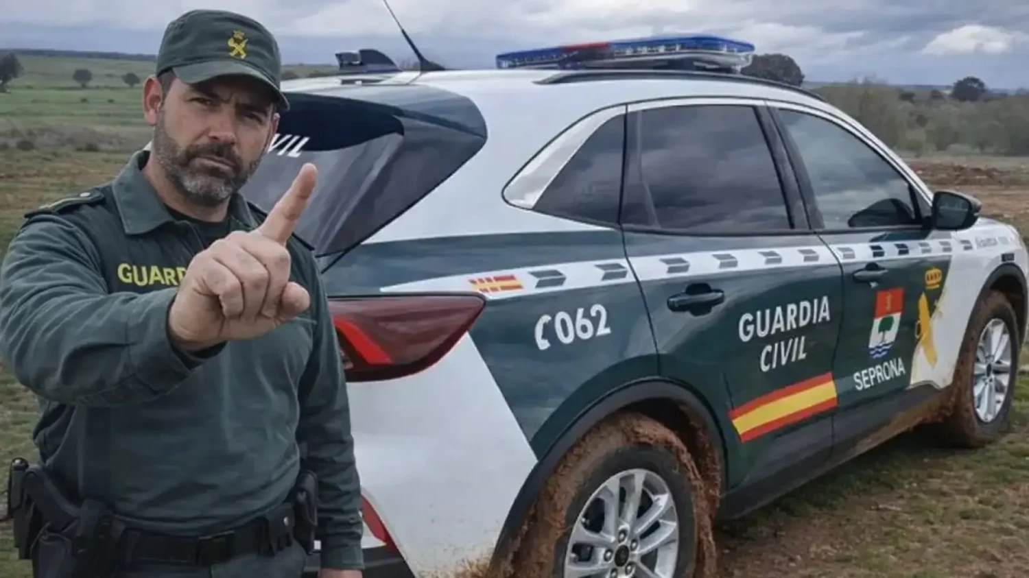 Parte de la Guardia Civil se queja de sus coches: "Señor Marlaska, así no se protege el medio natural. Con 20 cm de desnivel se quedan clavados"