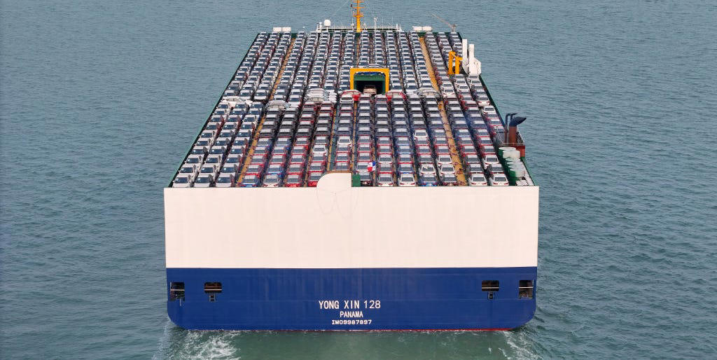 El cierre del Estrecho de Ormuz por la guerra de Irán deja a Ferraris, Lamborghinis y otros coches de lujo en un limbo