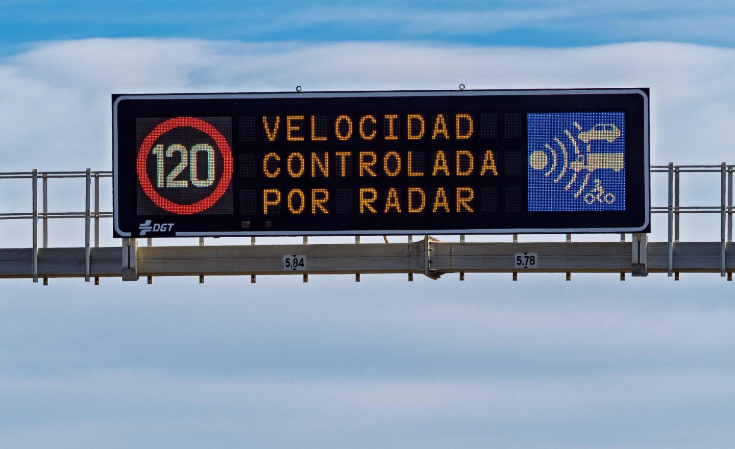 Un hombre acumuló 126 multas por exceso de velocidad en siete meses y no pagó ninguna: este fue su truco