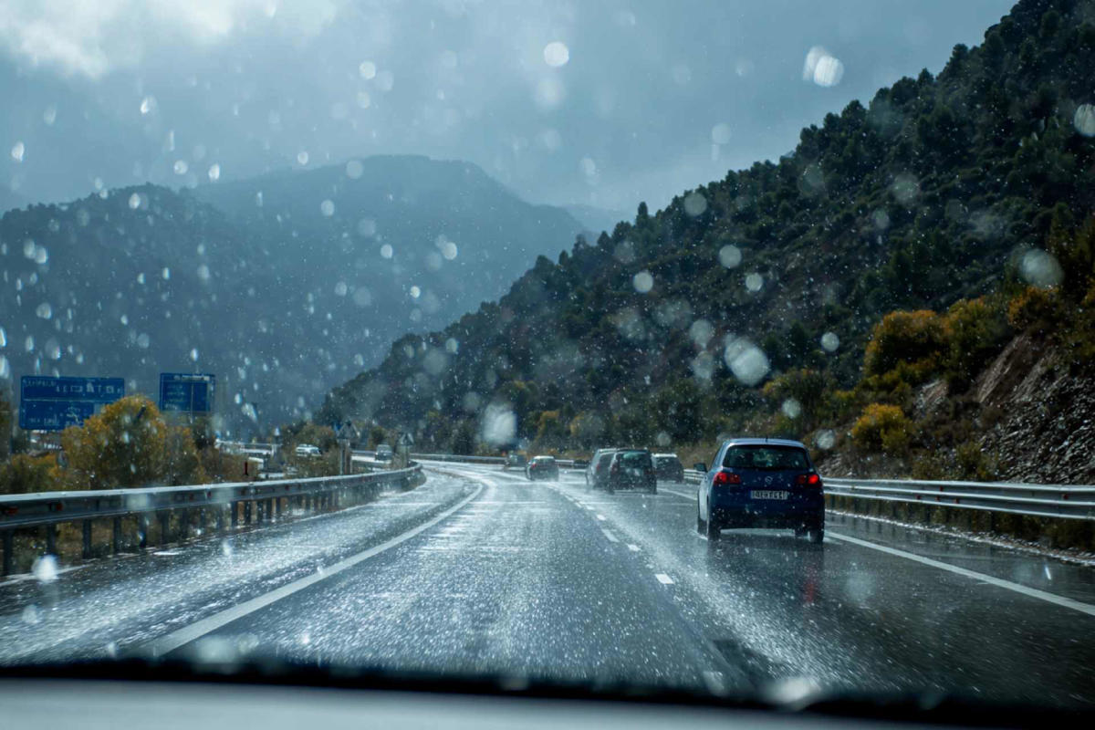 Adelanta a un vehículo a toda velocidad bajo la fuerte lluvia: la Guardia Civil investiga a un conductor en Teruel por conducción temeraria