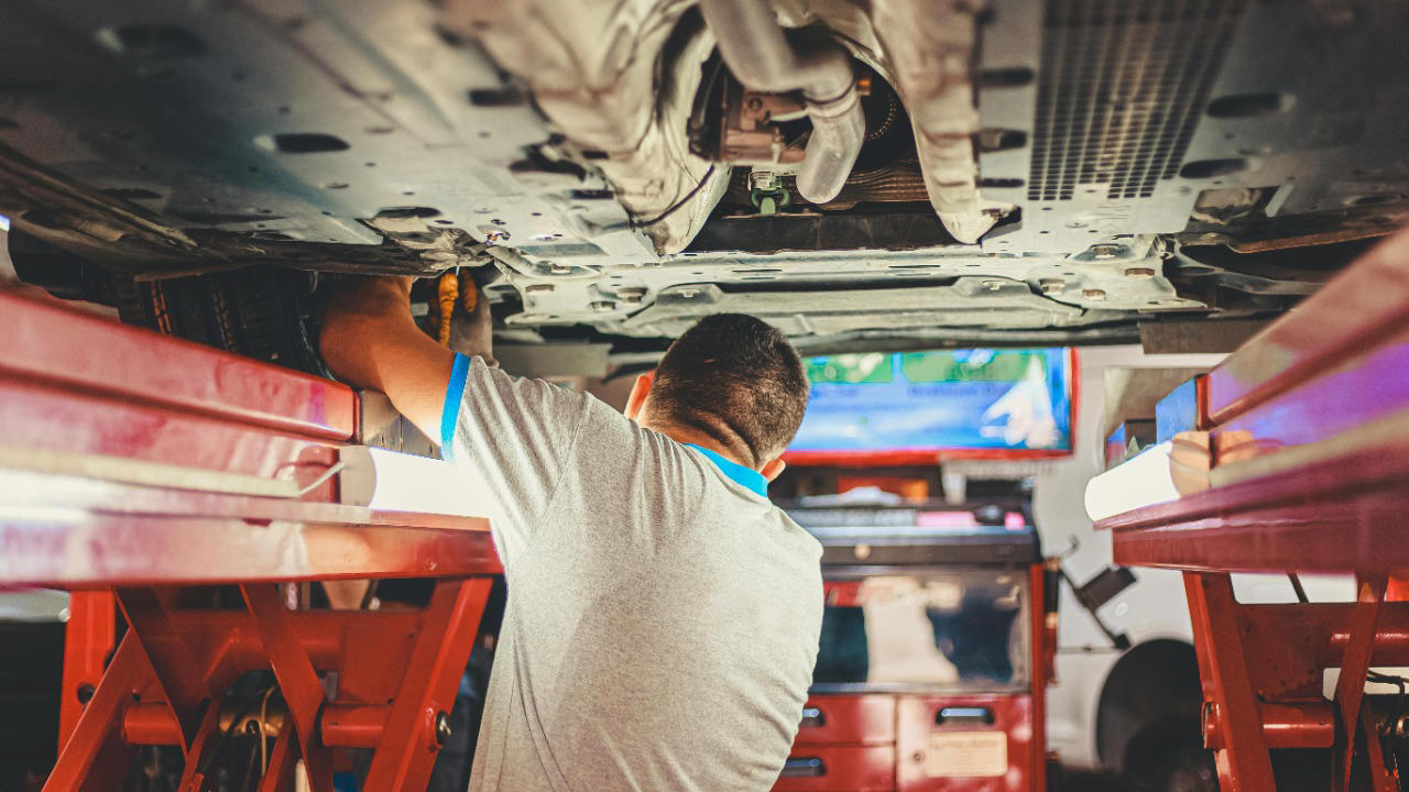 I bought a used car with a clean history, but the repair shop found signs of previous damage