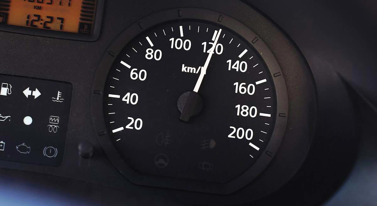 Acelera tu coche o lo vas a dañar: un mecánico explica por qué conducir despacio no siempre es buena idea