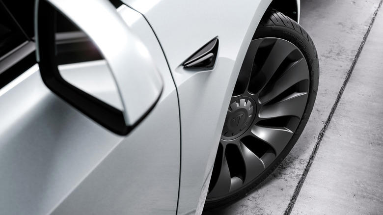 This helpful Tesla feature should be on every new car