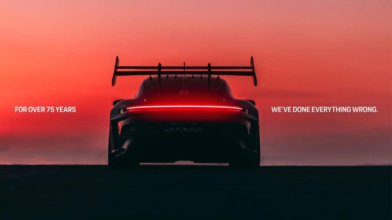 Porsche se lanza un dardo a sí misma con ironía y, aun así, tiene todo el sentido