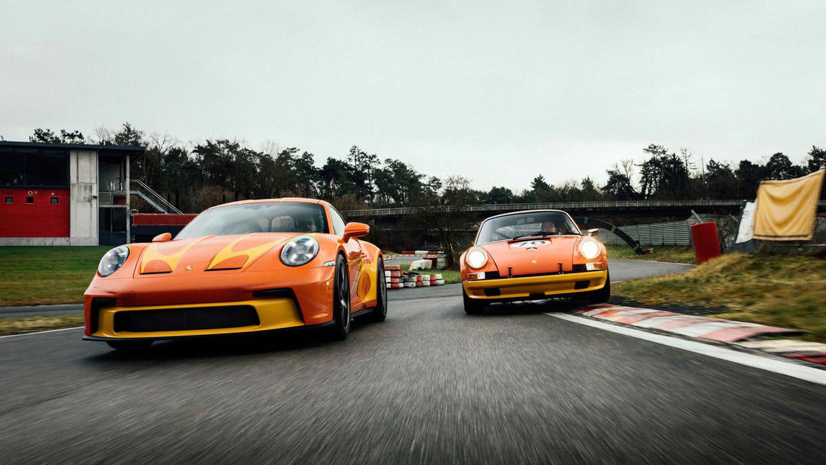 Porsche, Porsche Sonderwunsch rememora la Camel GT Challenge con este exclusivo y colorido 911 S/T