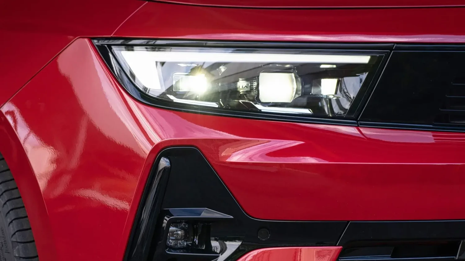 El primer Gobierno que lo hace, pero podría seguirle España: consulta a los conductores si los faros LED son seguros o suponen un castigo