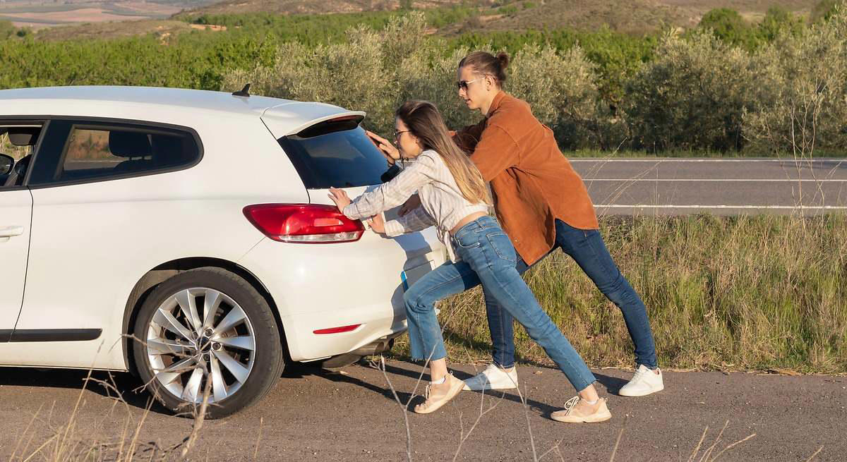 El mecánico Juan José Ebenezer cómo arrancar un coche empujándolo: "Puede pasar que te quedes sin batería y no tengas pinzas"
