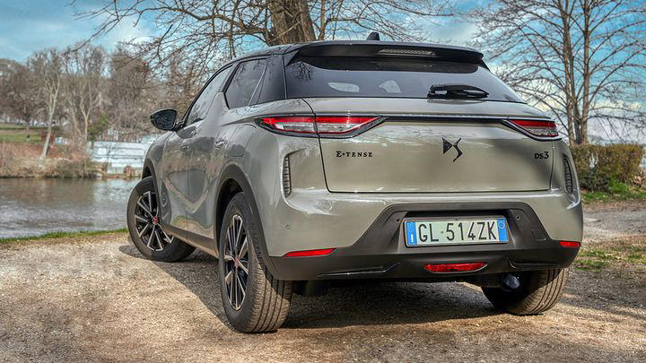 4.300 € menos y 400 km de autonomía, este SUV le pelea al MINI Aceman en precios y le gana por acabados y diseño