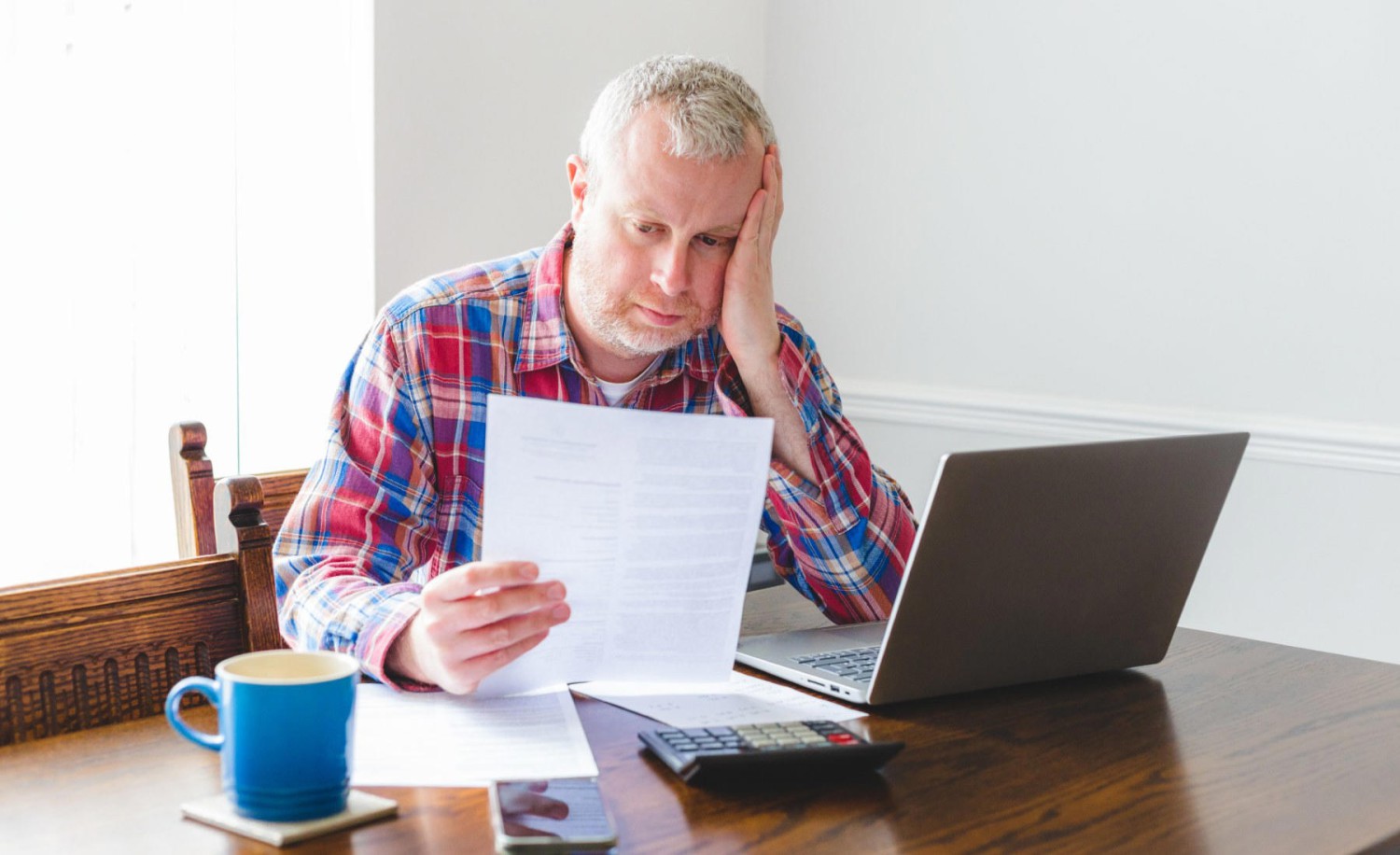 El timo de las tarifas para recargar coches eléctricos destapado por la OCU: por qué lo 'especial' te sale más caro
