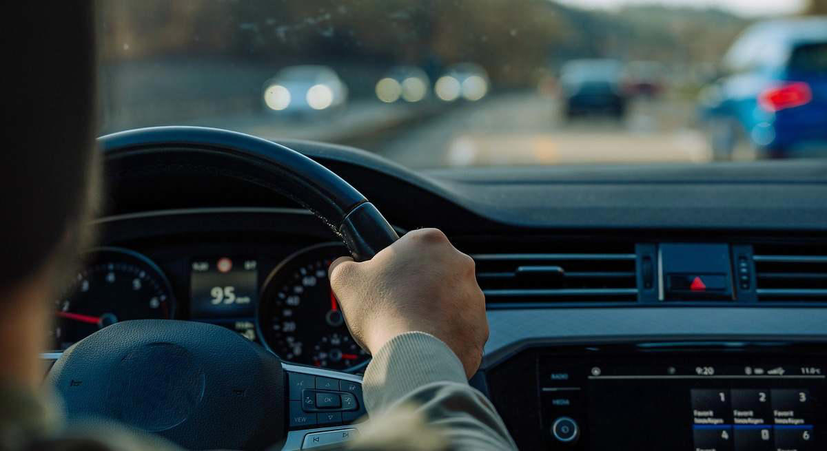 La DGT alerta a los conductores: este gesto muy común al volante reduce la capacidad de reacción