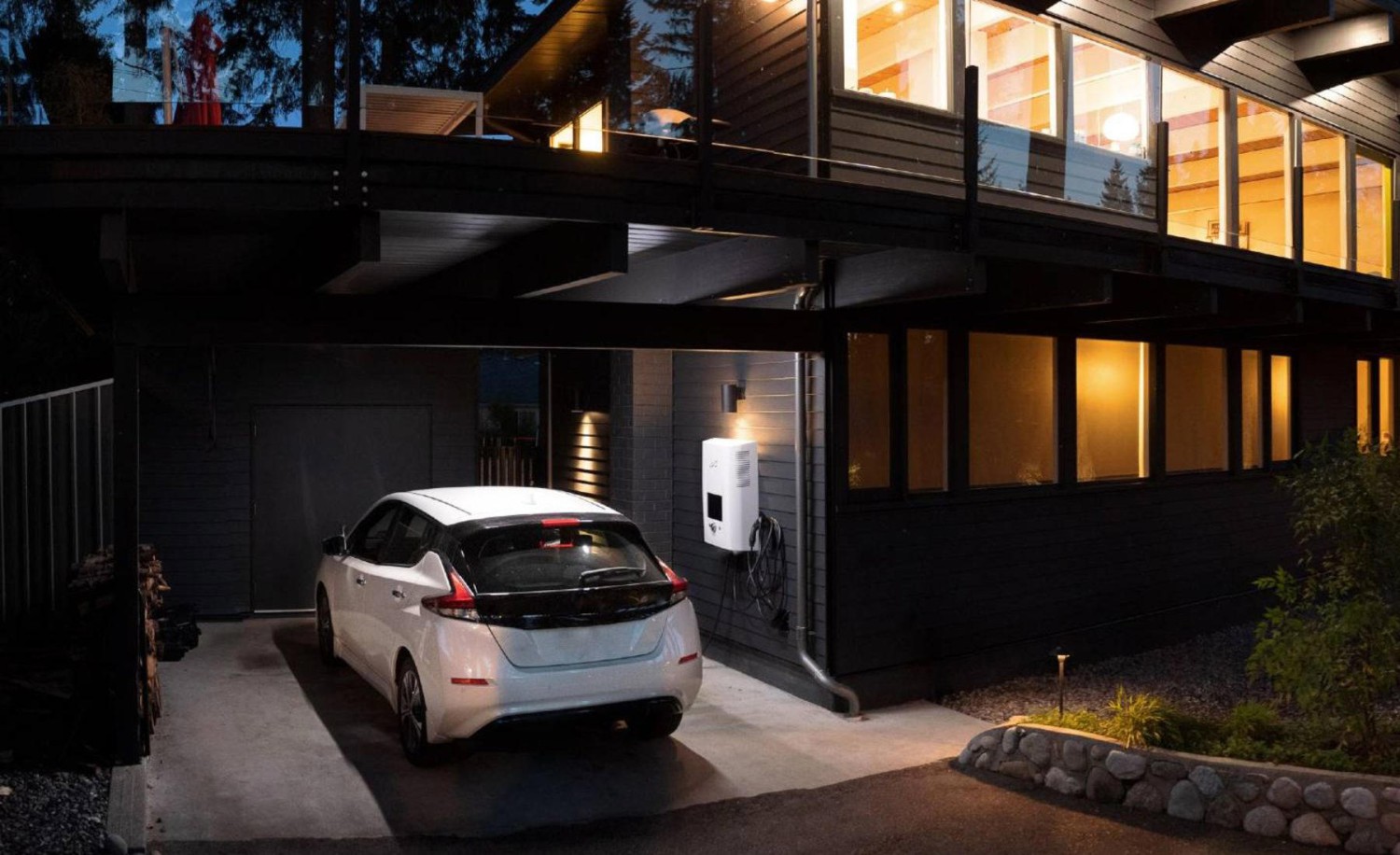 El timo de las tarifas para recargar coches eléctricos destapado por la OCU: por qué lo 'especial' te sale más caro