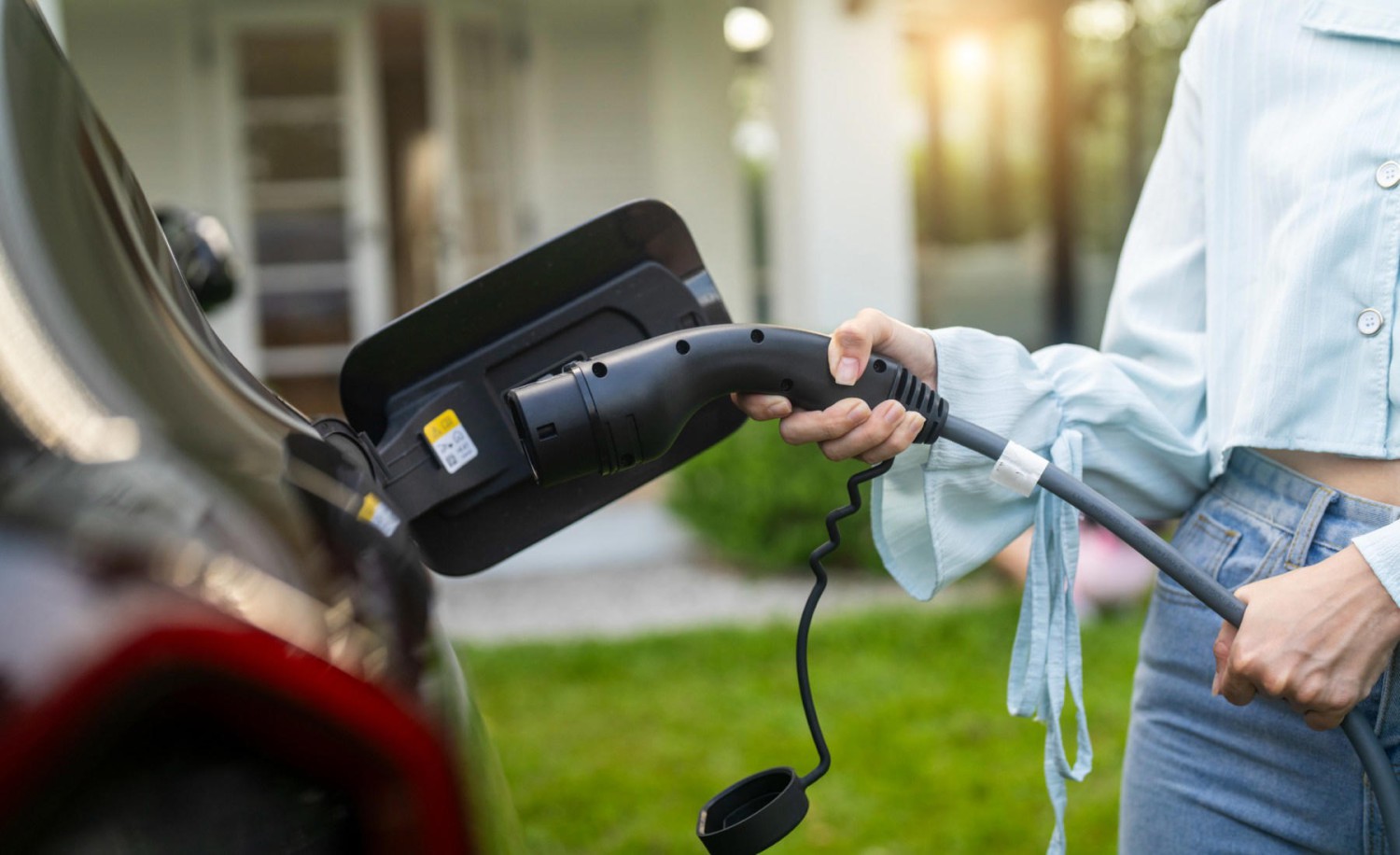 El timo de las tarifas para recargar coches eléctricos destapado por la OCU: por qué lo 'especial' te sale más caro