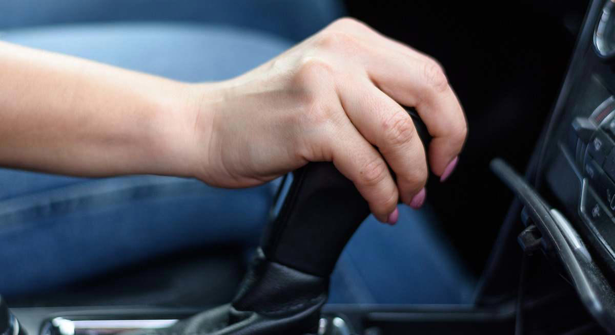 El truco que todo conductor debe conocer para descubrir el desgaste real de la caja de cambios de un coche