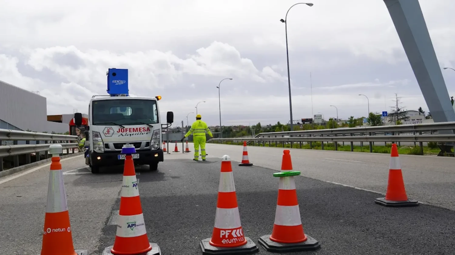 El Ministerio de Transportes lo confirma: existen "fisuras", por lo que el viaducto de la A-4 y la A-45 necesita "obras de emergencia"