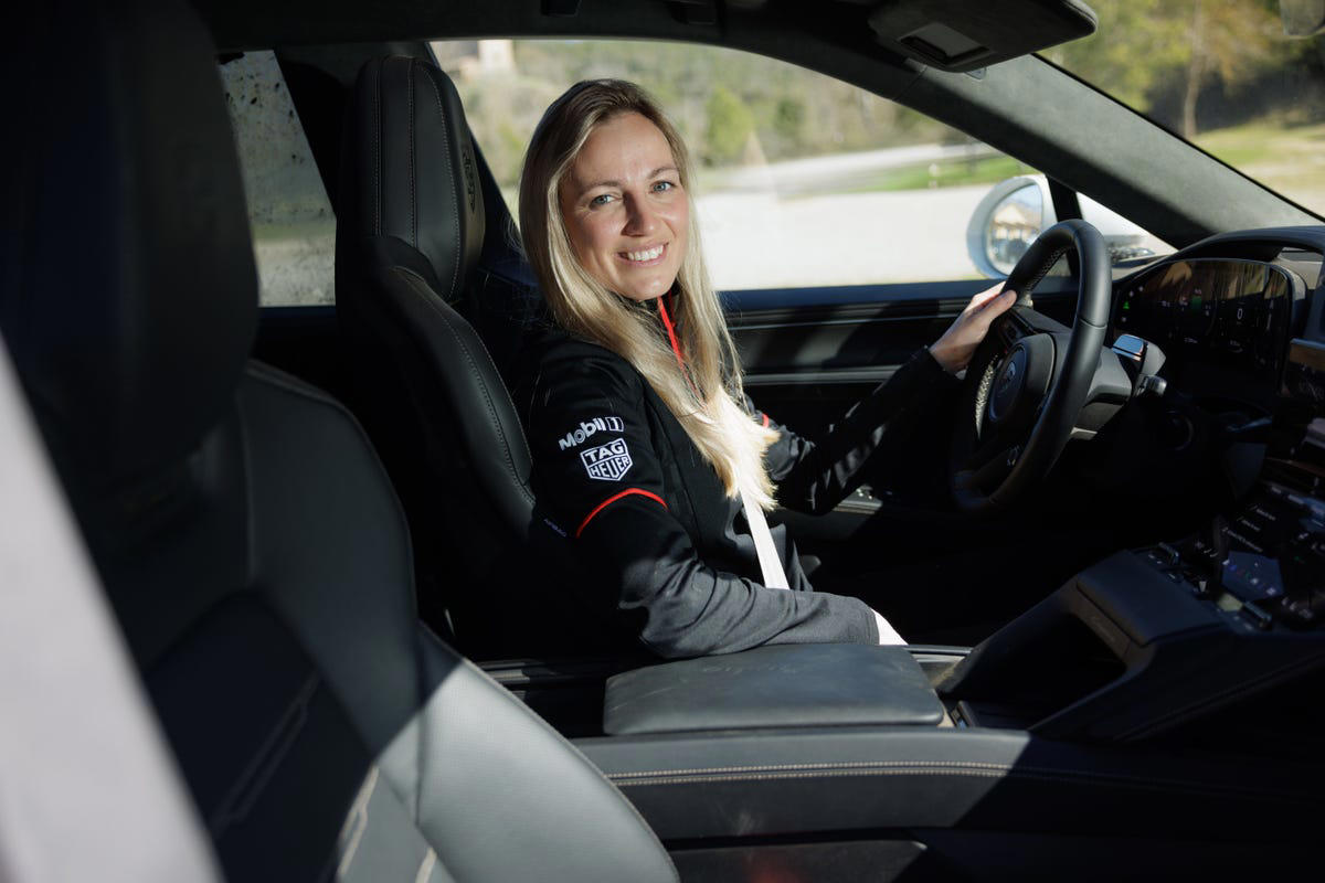 Experimentamos el secreto que convierte al Porsche Cayenne Turbo Electric en un auténtico coche de rally en manos de esta piloto