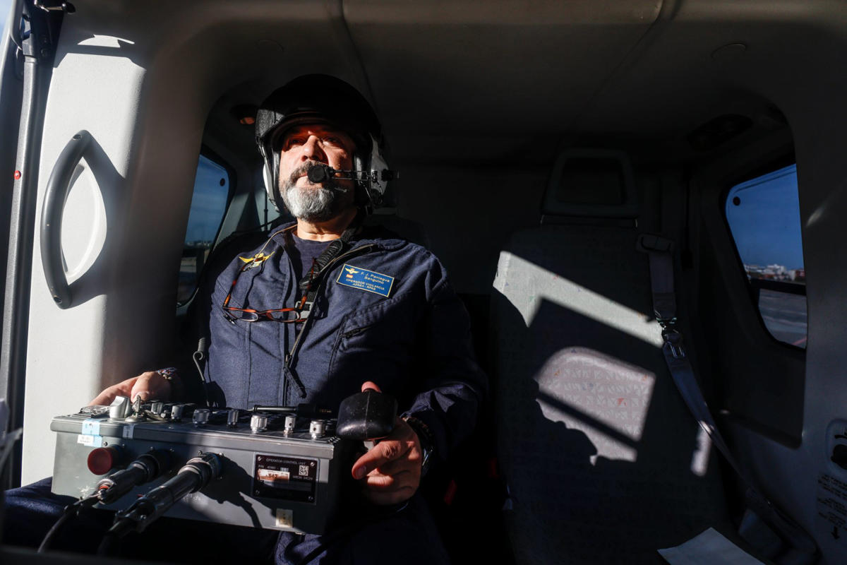 Ese tiene pinta de ir 'ligerillo', que nos vea: una hora y media en el helicóptero de la DGT a la caza de excesos de velocidad y otras temeridades