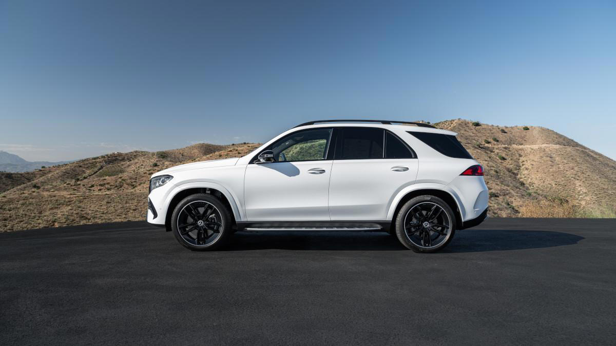 El Mercedes-Benz GLE se actualiza con más potencia, pantalla total y suspensión predictiva