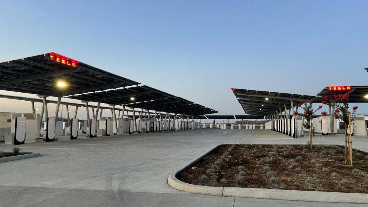 Tesla acelera la llegada de sus supercargadores de 500 kW en medio de la guerra del megavatio con BYD