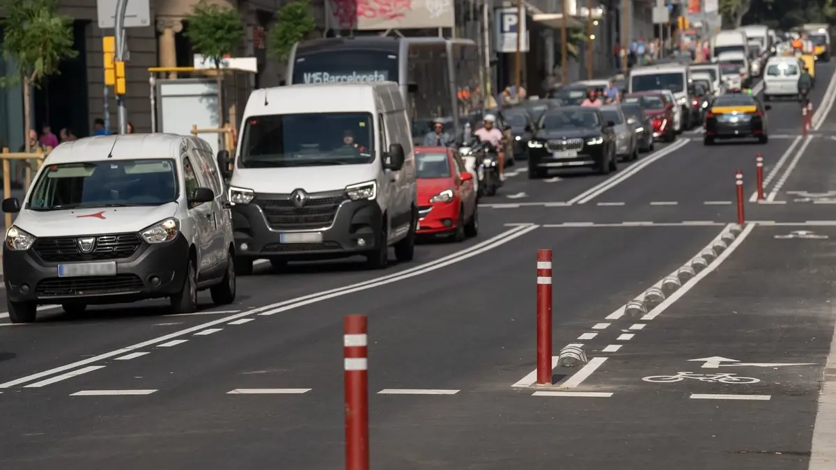 Barcelona empieza a multar a los vehículos que suben sin permiso por la Via Laietana: autorizados y precios