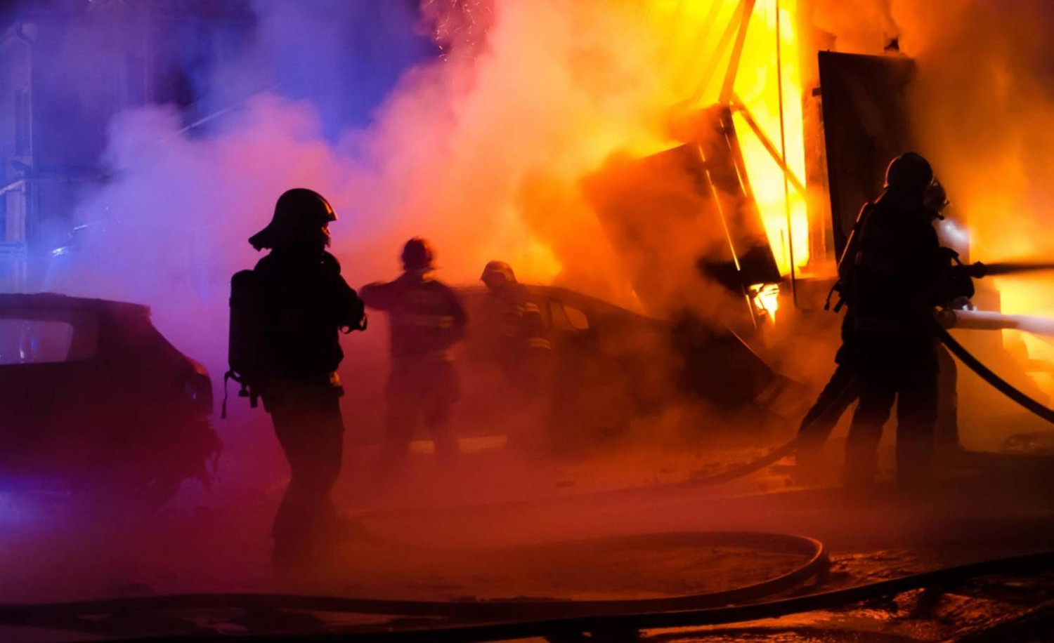 Explosión junto al toro de Wall Street: un coche estalla en una bola de fuego en pleno Nueva York