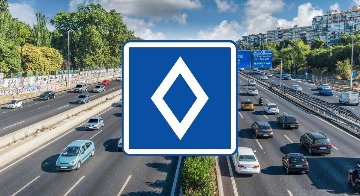 Qué significa la señal de tráfico azul con un rombo blanco: la DGT puede poner multas a quienes la incumplan