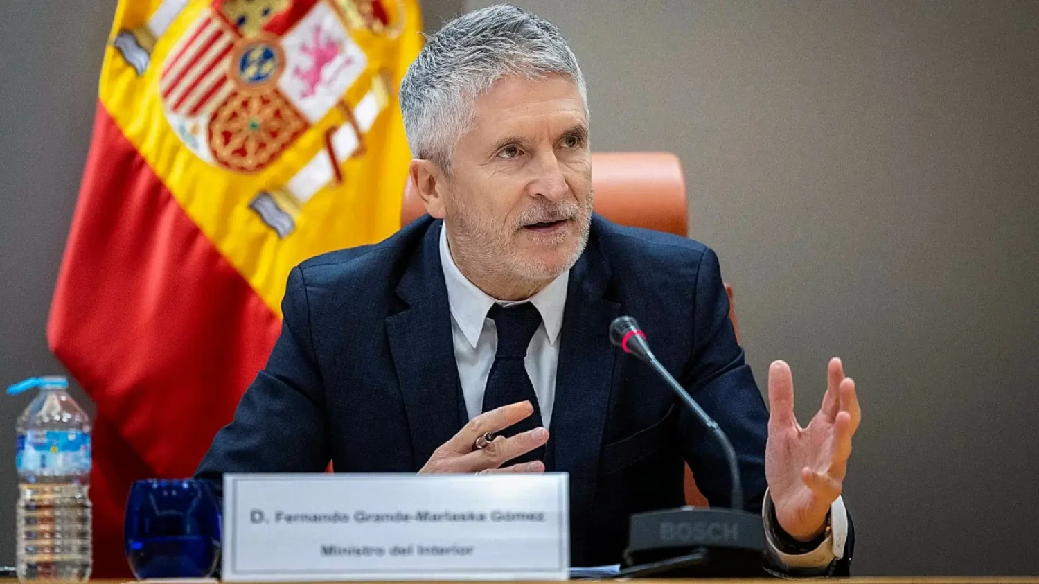 Las aclaraciones del ministro Marlaska de la baliza V16 y las multas: "Si tiene que señalizarlo y no tiene la baliza es cuando se impone la sanción"