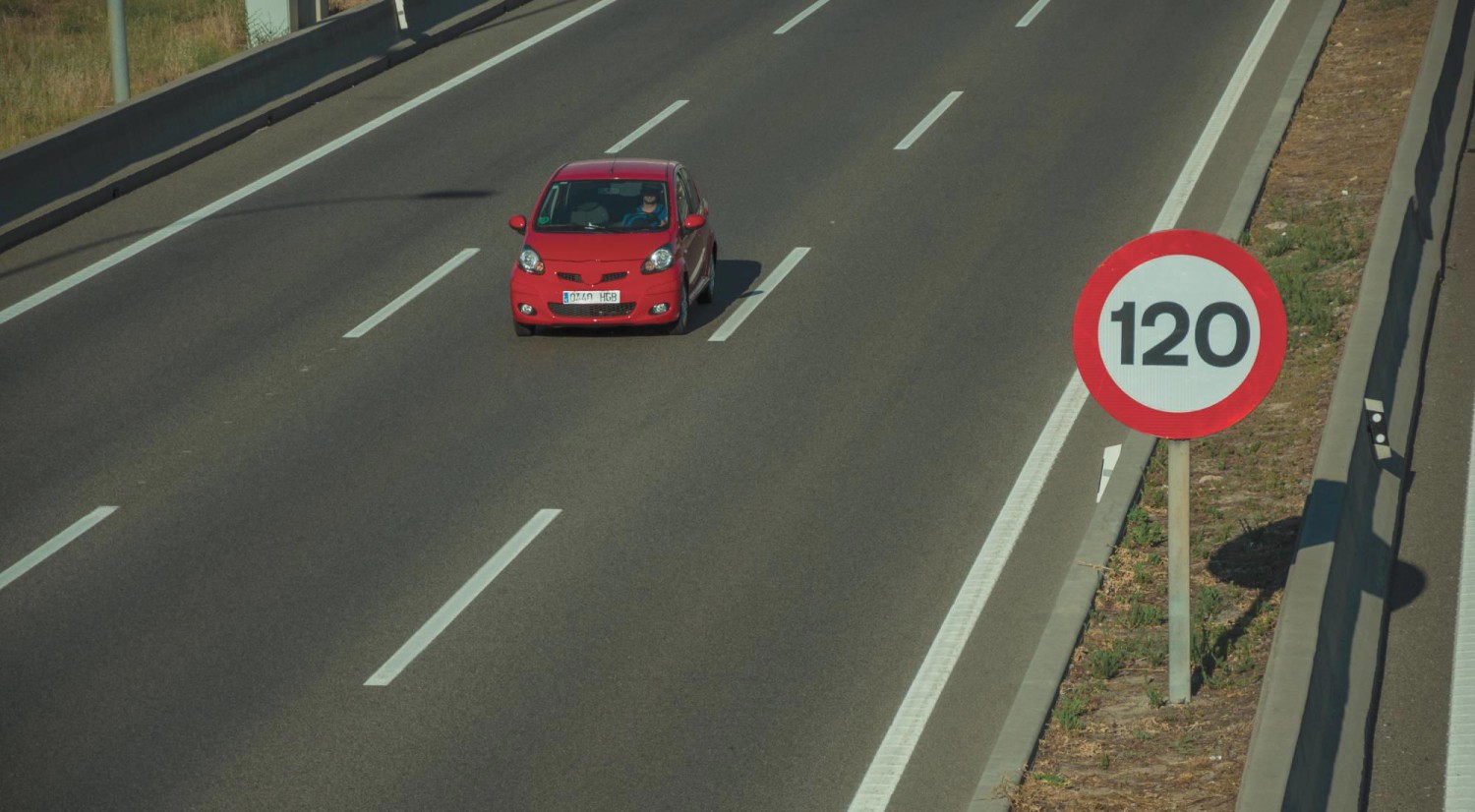 Adelanta a varios coches haciendo zigzag en la C‑32 y muchos usuarios acaban dándole la razón por esto