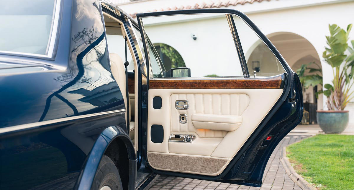 Este Armani vintage siempre sienta bien: un Bentley Brooklands del 96 que perteneció al diseñador