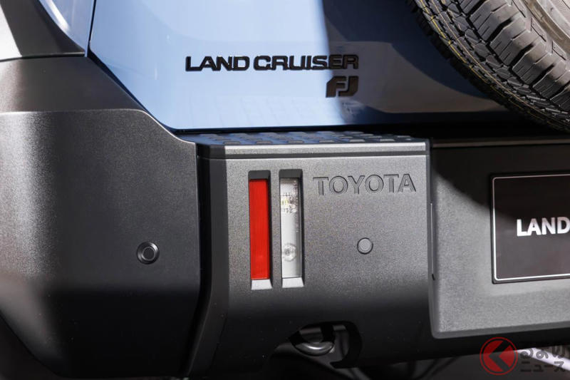 約615万円から… トヨタ新型「小さなランクル」発表! 全長4.6mのカクカクボディ! 本格オフローダー「FJ」がタイで発売? どんな特徴? 発表会の様子を解説