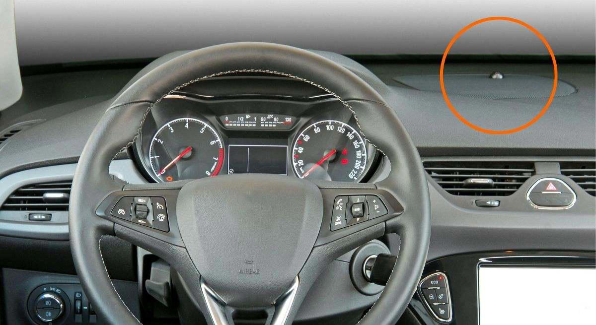 Parece un botón, pero si lo tocas no hace nada: este sensor en el salpicadero del coche es clave para el confort