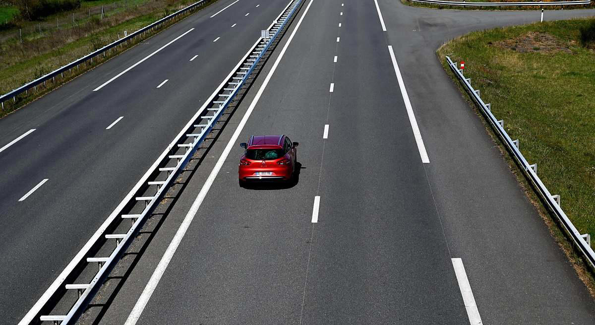 Conducir demasiado rápido es ilegal, pero ir muy despacio también es motivo de multa: el caso de un conductor británico