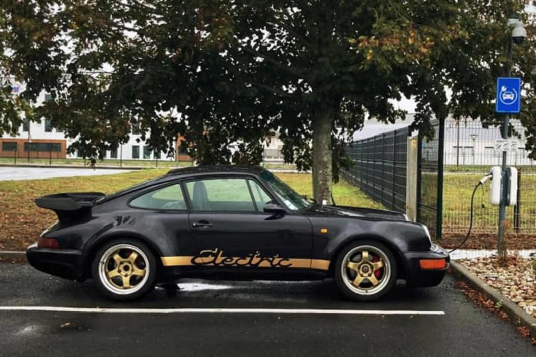 Sacrilegio o lo mejor de dos mundos: el Porsche 911 SC con sistema Tesla que está a la venta