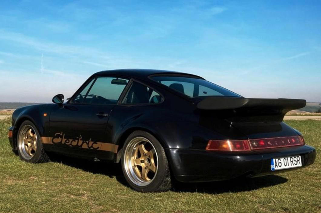 Sacrilegio o lo mejor de dos mundos: el Porsche 911 SC con sistema Tesla que está a la venta