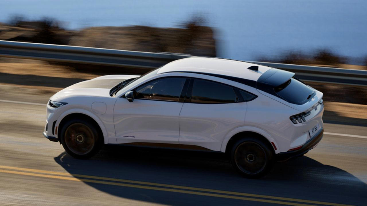 "No tienen un vehículo actualizado". El CEO de Ford señala por qué Tesla ya no es la referencia en coches eléctricos