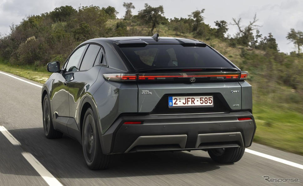 トヨタのEV最長の航続607km、『C-HR+』欧州納車開始…SUVクーペデザイン