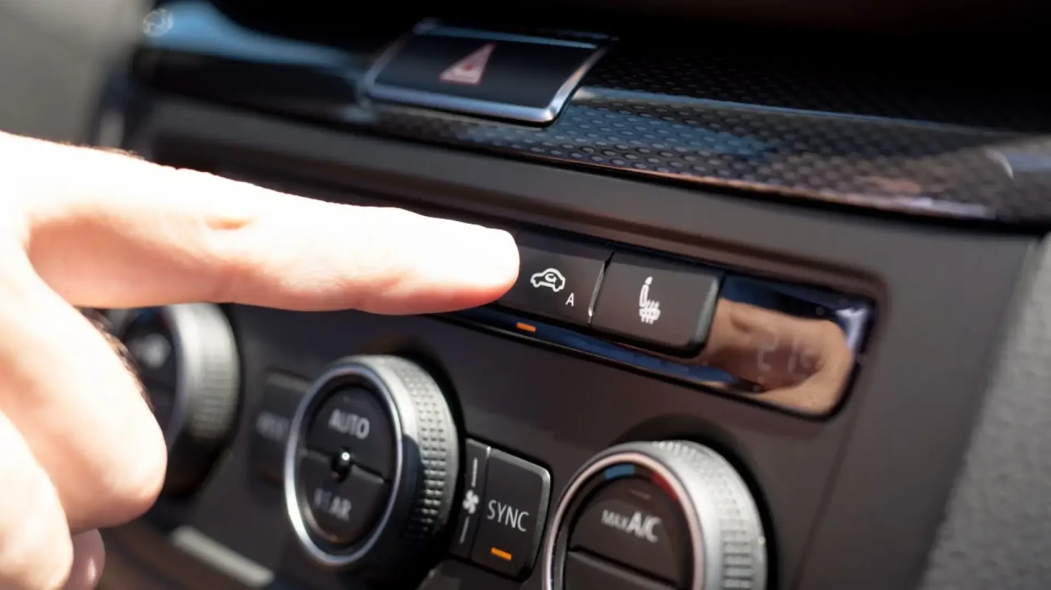 Como usar dos botones del coche para ahorrar combustible y frenar la subida del precio de la gasolina