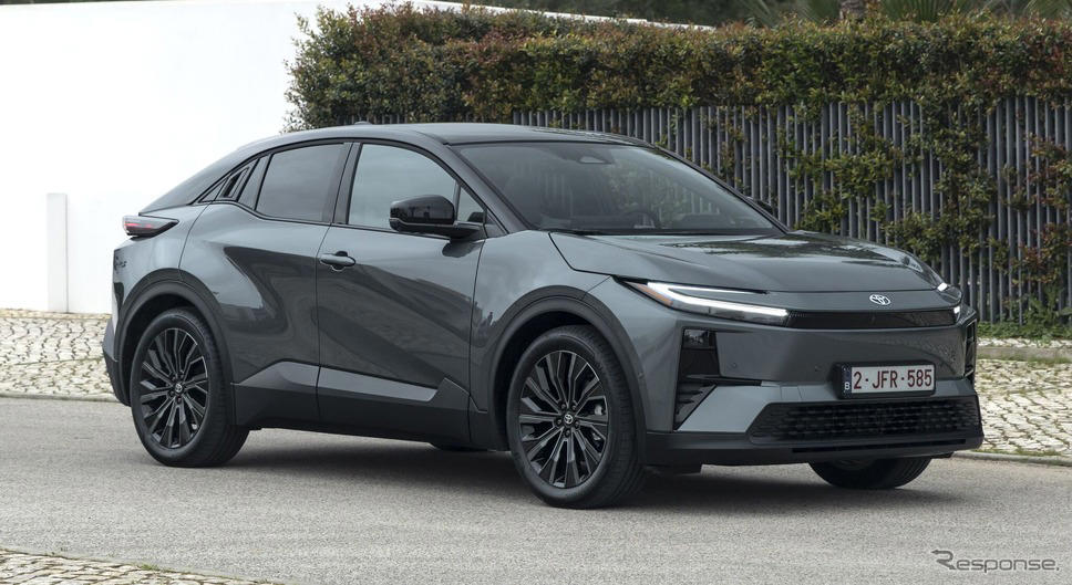 トヨタのEV最長の航続607km、『C-HR+』欧州納車開始…SUVクーペデザイン