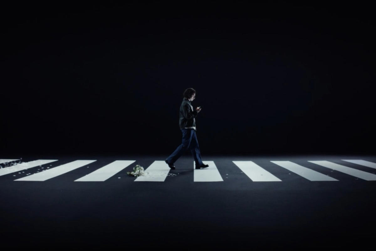 La campaña de la DGT contra los peatones 'zombis' irrita a las asociaciones de viandantes