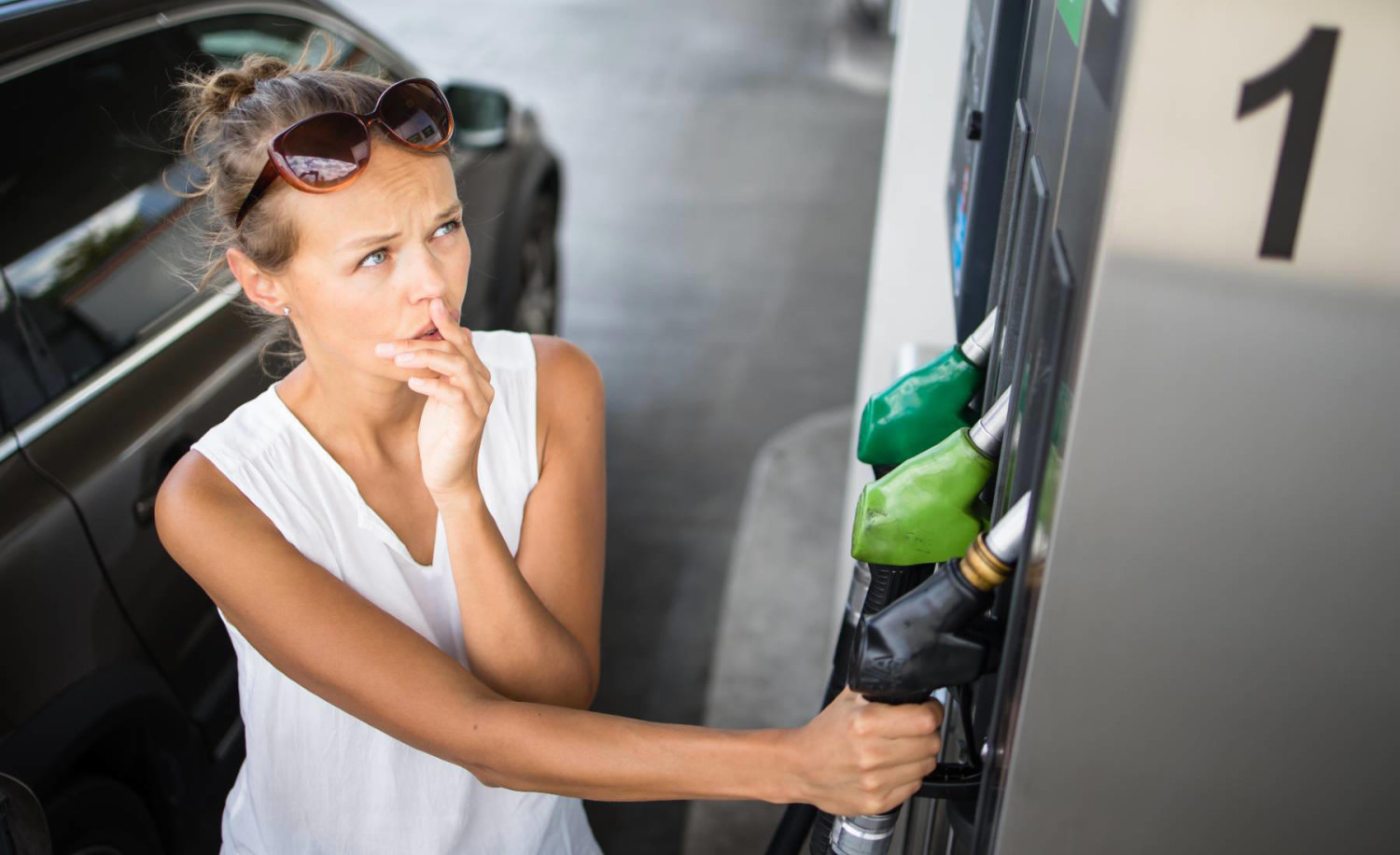 La pegatina que es más importante que nunca: ¿por qué algunos coches llevan este adhesivo en la tapa del depósito?