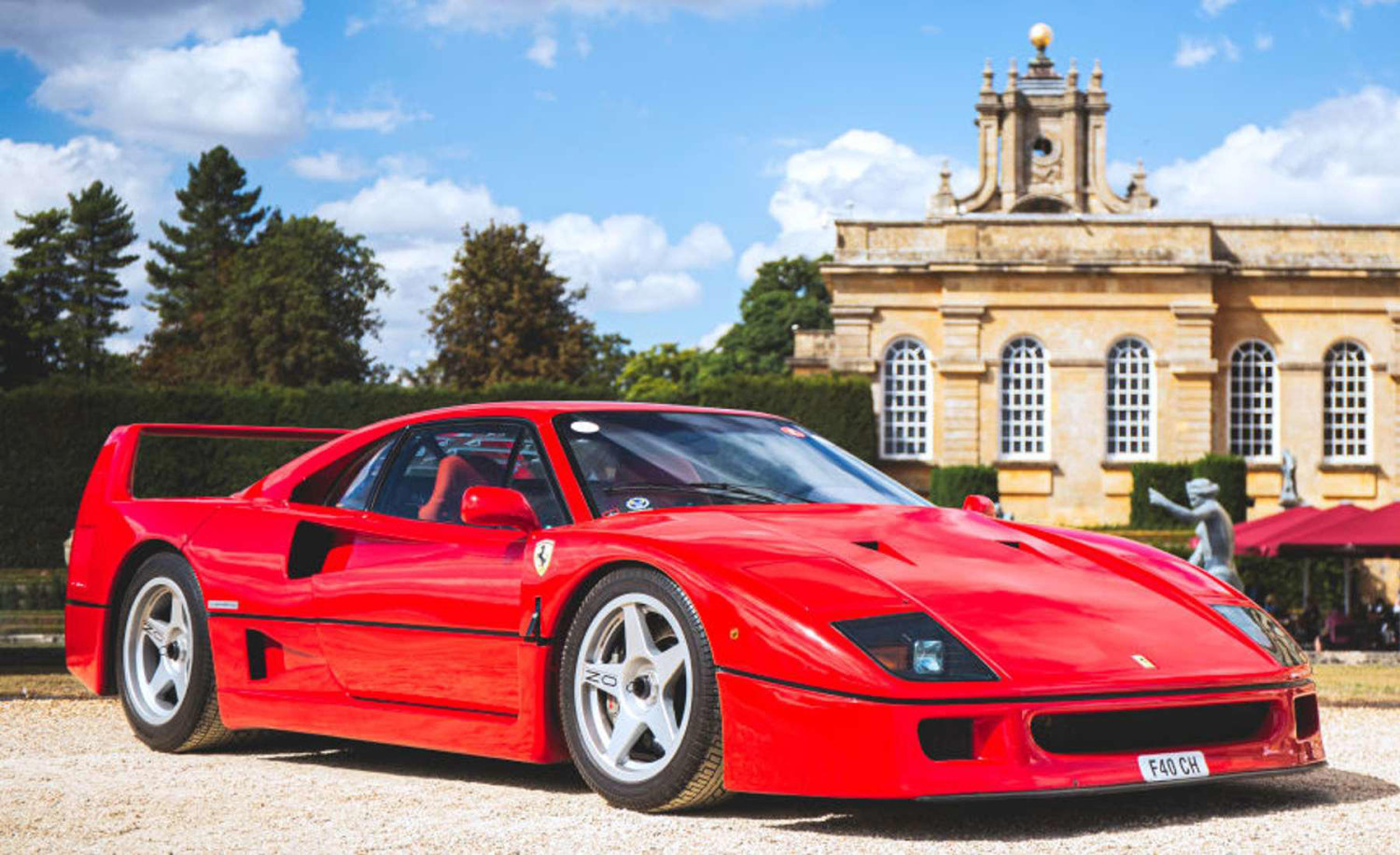 Ferrari, Lewis Hamilton aterriza en Japón y asiste a una quedada de coches con uno de los superdeportivos más valiosos de Ferrari
