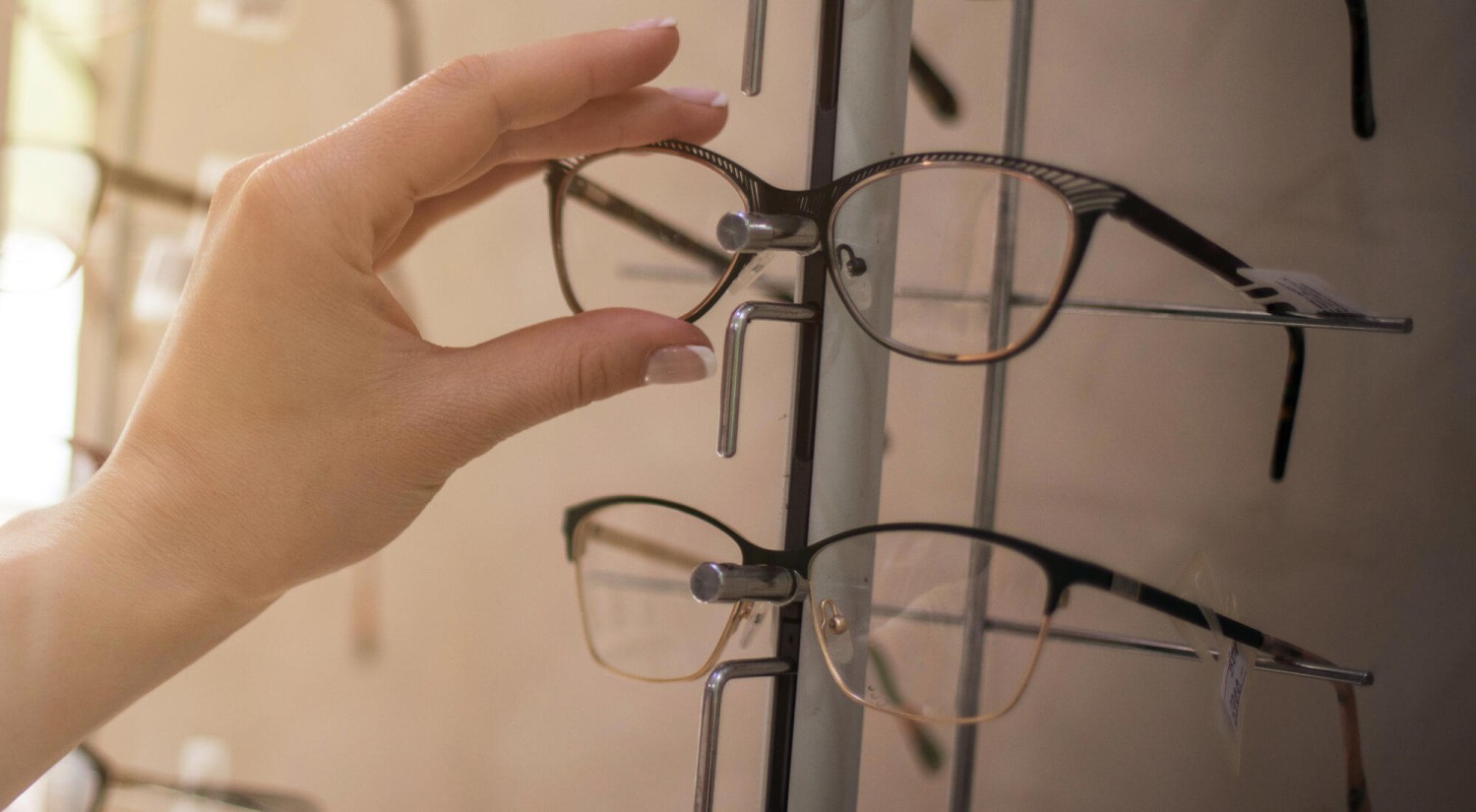 La falsa seguridad que la DGT quiere evitar: esto es lo que debes saber antes de comprar unas gafas en la farmacia o en el bazar