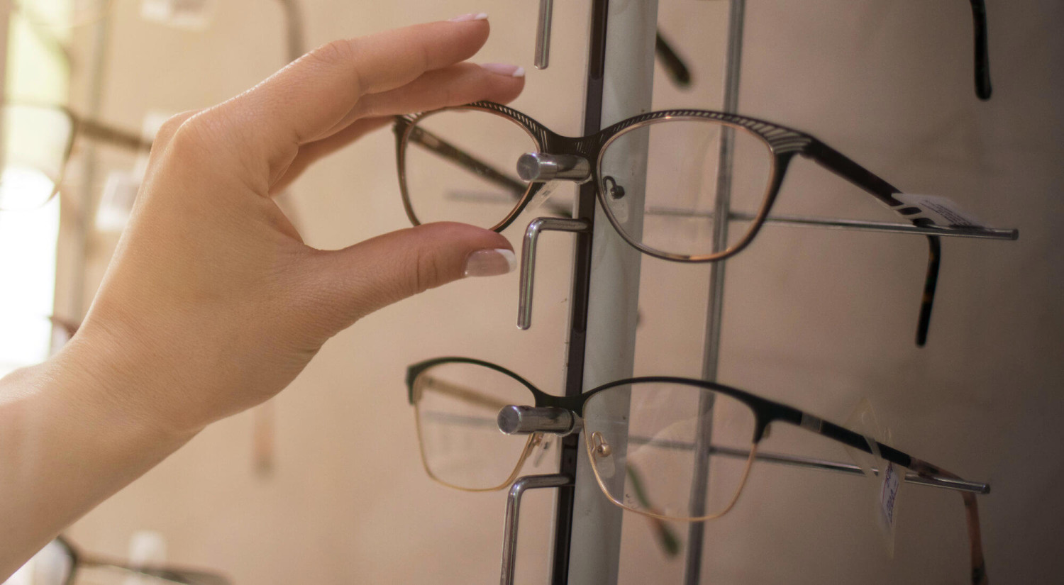 La falsa seguridad que la DGT quiere evitar: esto es lo que debes saber antes de comprar unas gafas en la farmacia o en el bazar