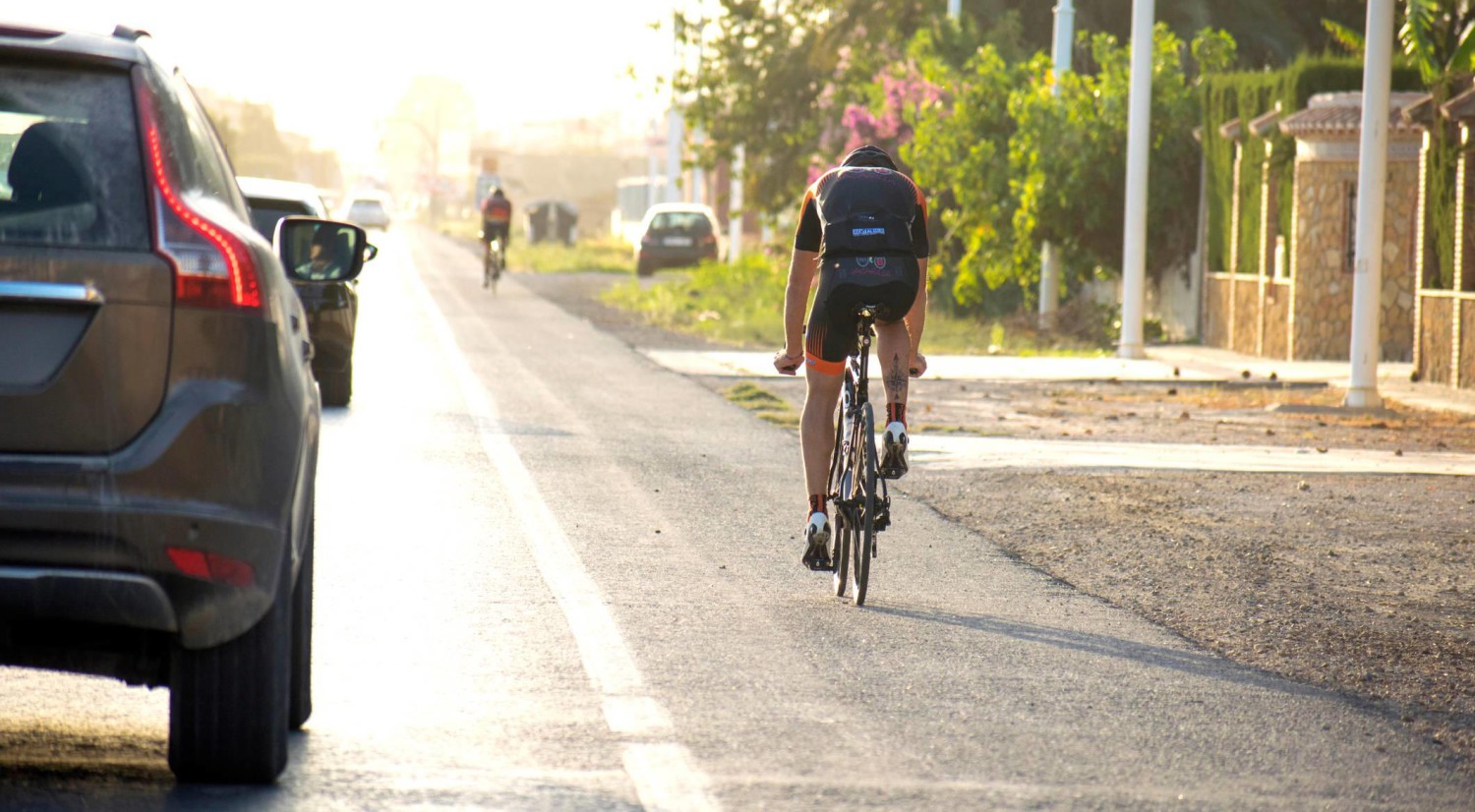 Este ciclista ha recibido las peores críticas en X: adelanta a un camión a 60 km/h por línea continua en una zona peligrosa