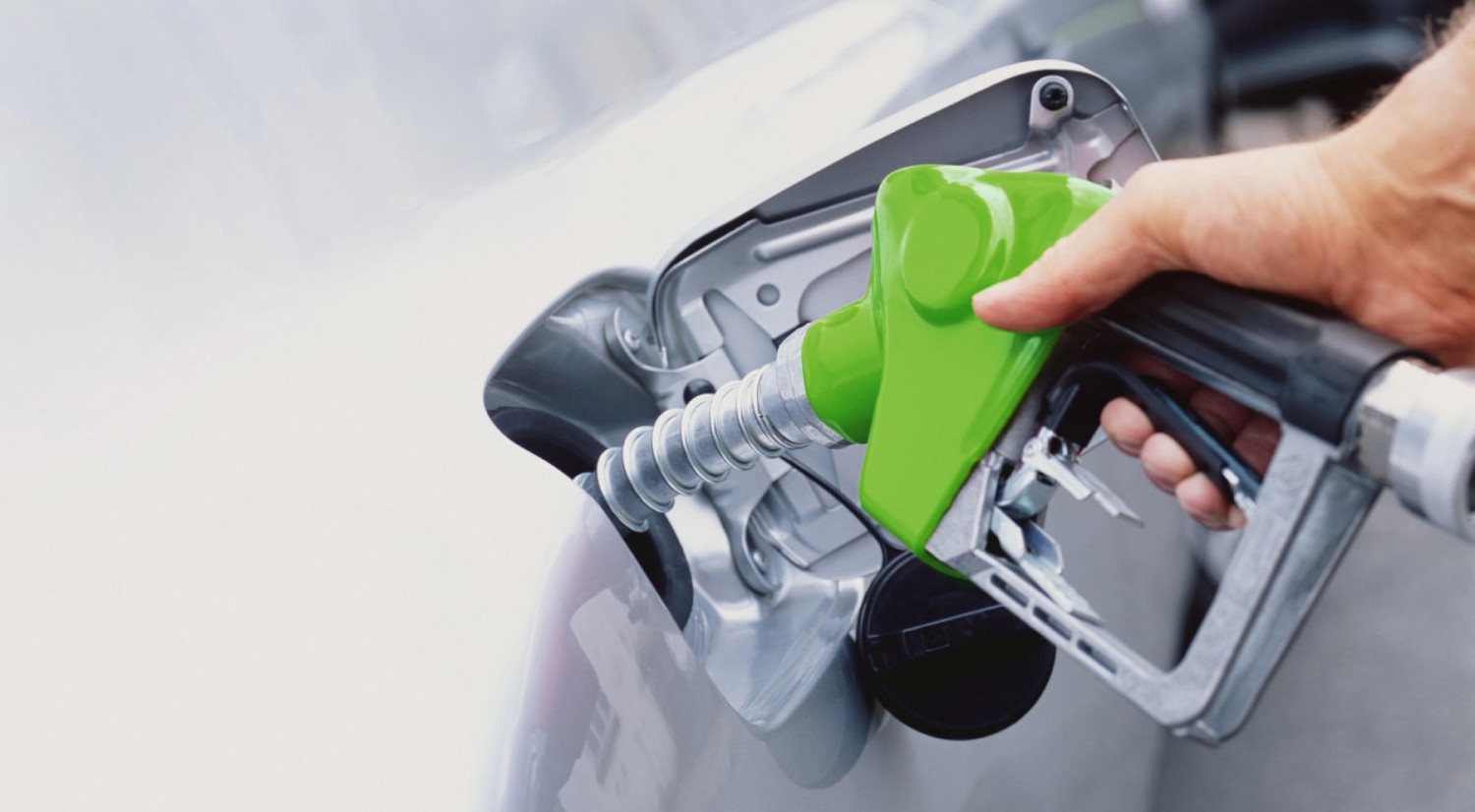 ¿Cómo llenas el depósito de combustible del coche? Hay dos opciones y una puede provocar una avería en tu coche