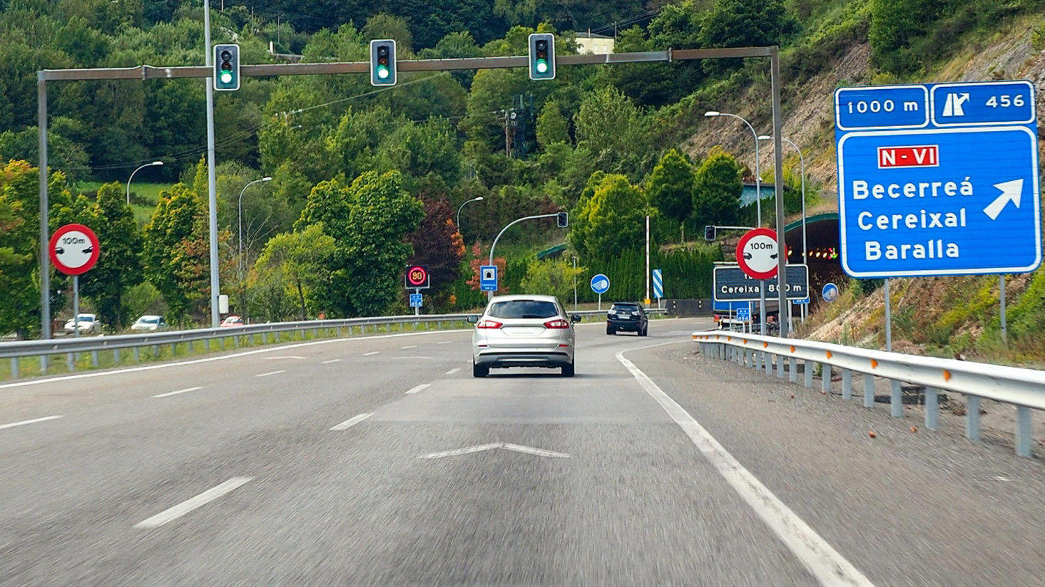 El término que la DGT ha rescatado y que muchos desconocen: así puedes saber si conduces un 'coche chicle' sin darte cuenta